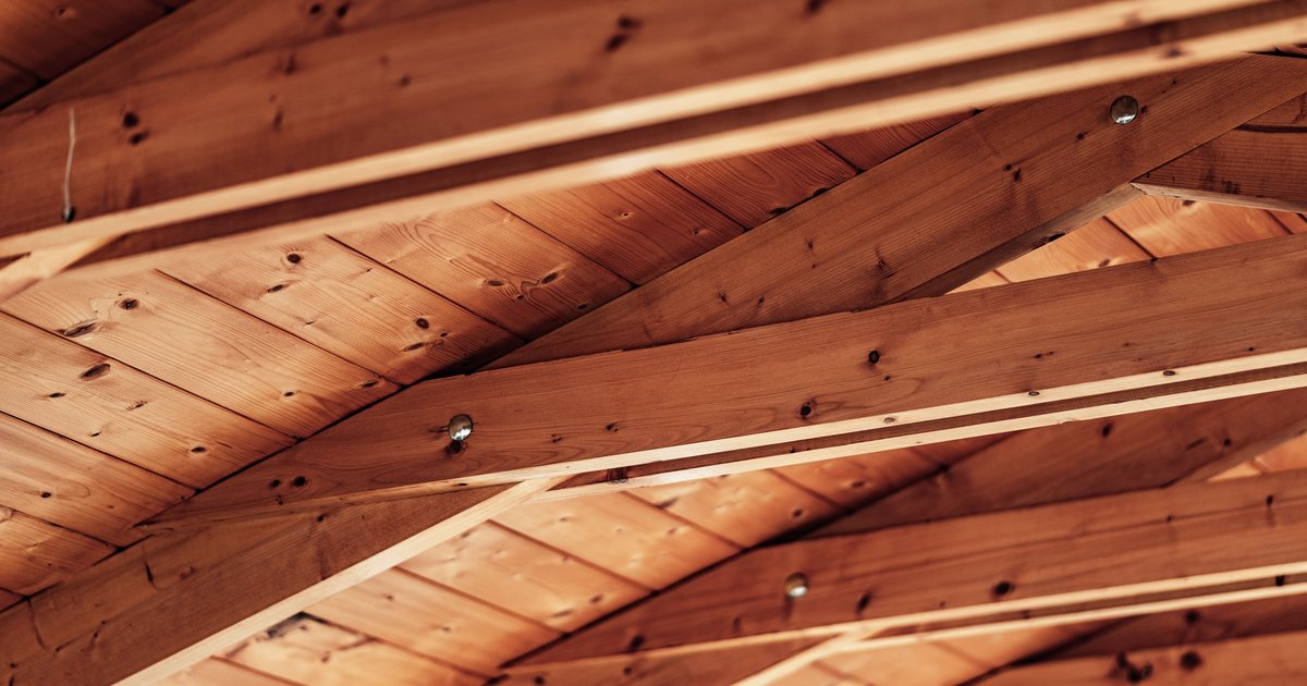 Holzdecke im Altbau renovieren: Aufwand und Kosten realistisch bewertet