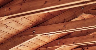 Holzdecke im Altbau renovieren: Aufwand und Kosten realistisch bewertet